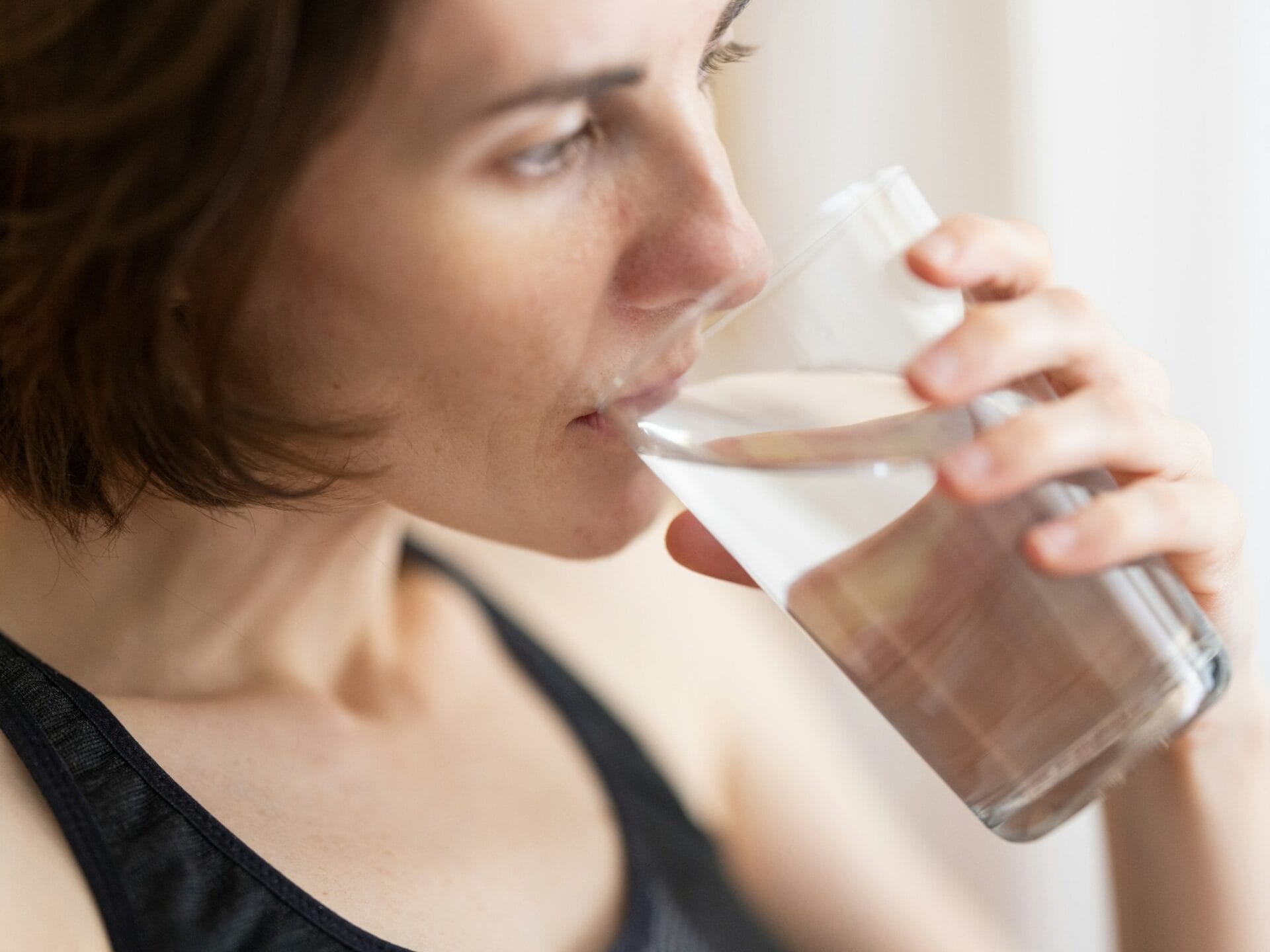 Frau trinkt Wasser