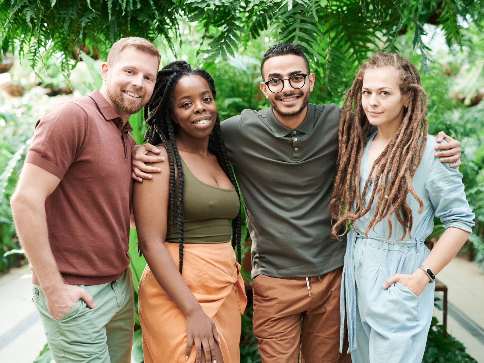 Gruppe von Menschen mit unterschiedlichen Hauttypen