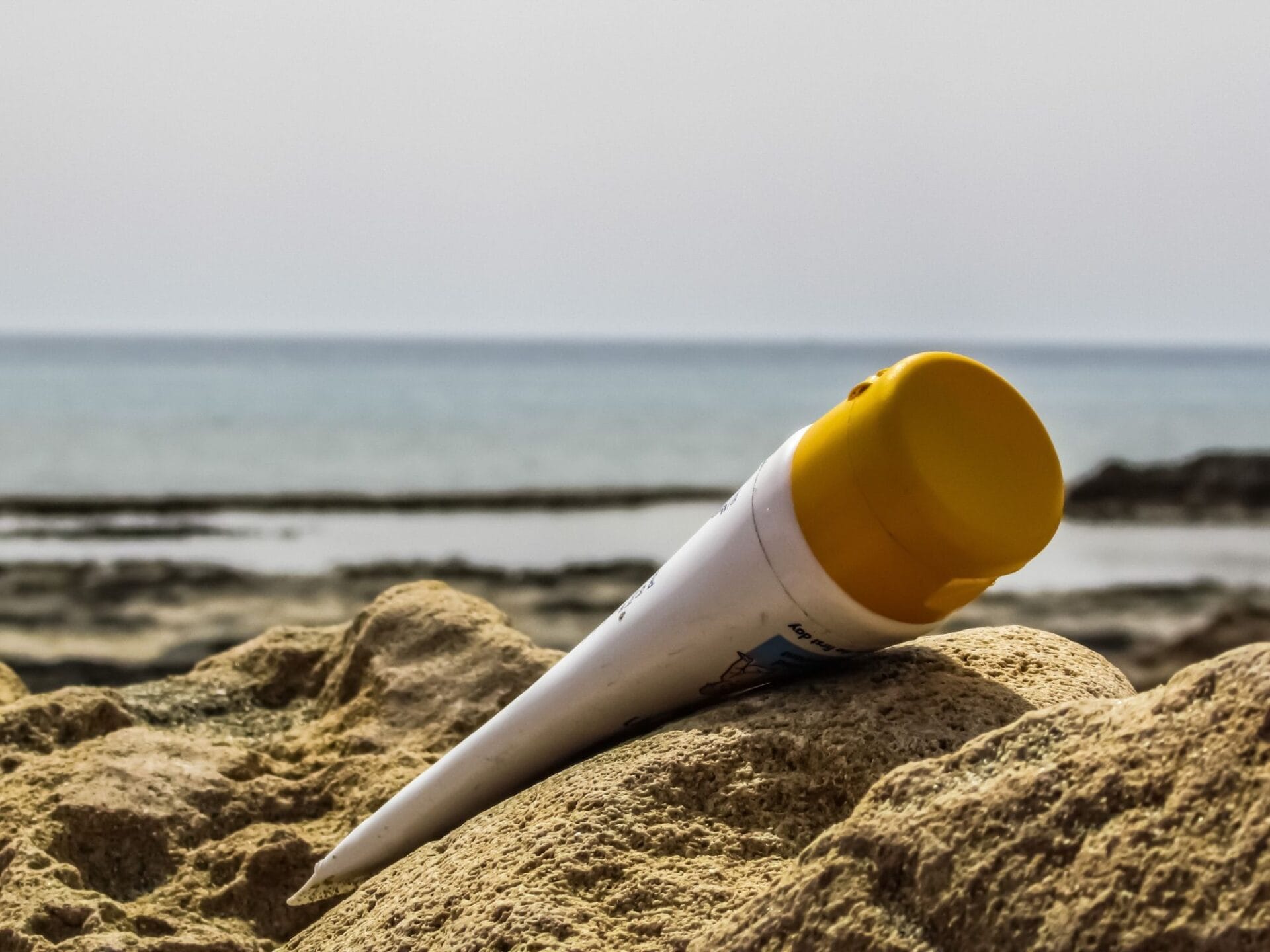 Sonnencremetube am Strand
