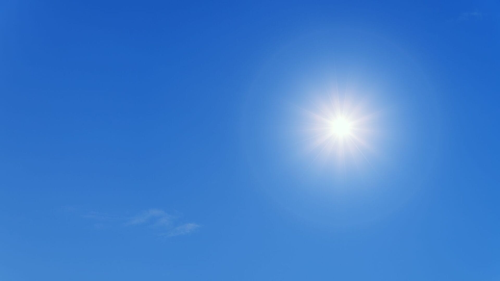 Sonne und blauer Himmel