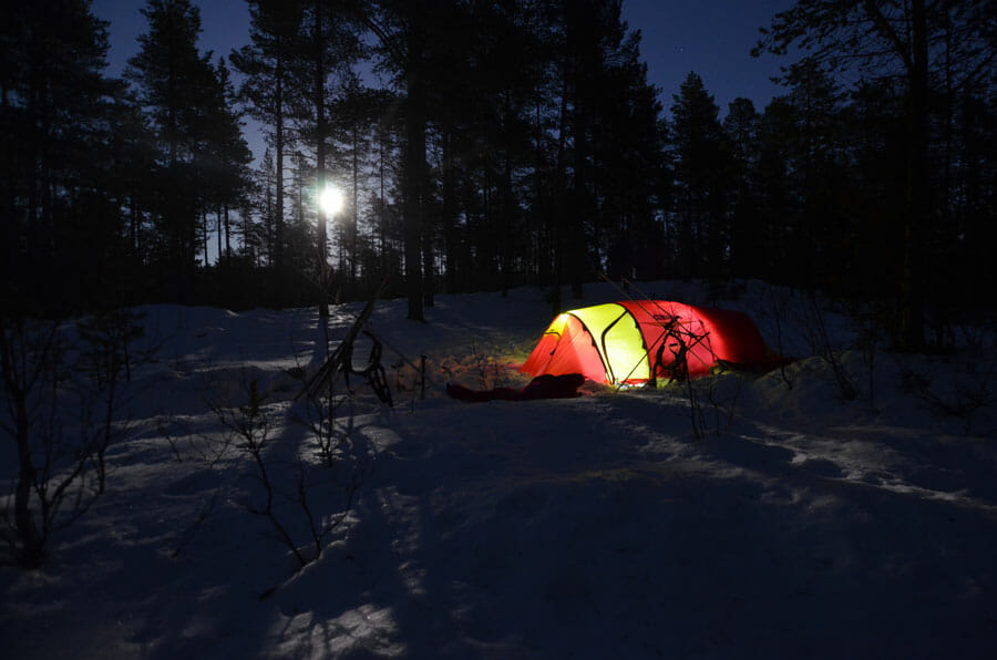 Romantische Szene mit Zelt in Norwegen