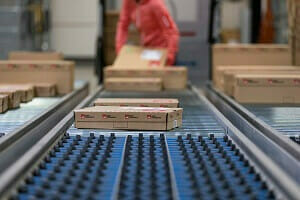 Bergfreunde Pakete auf eine Beförderungsband