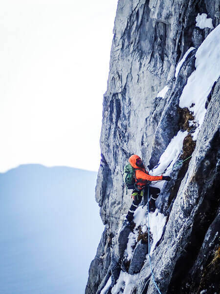 Durch anspruchsvolle Längen, Fels und Schnee müssen sich die beiden schlagen.