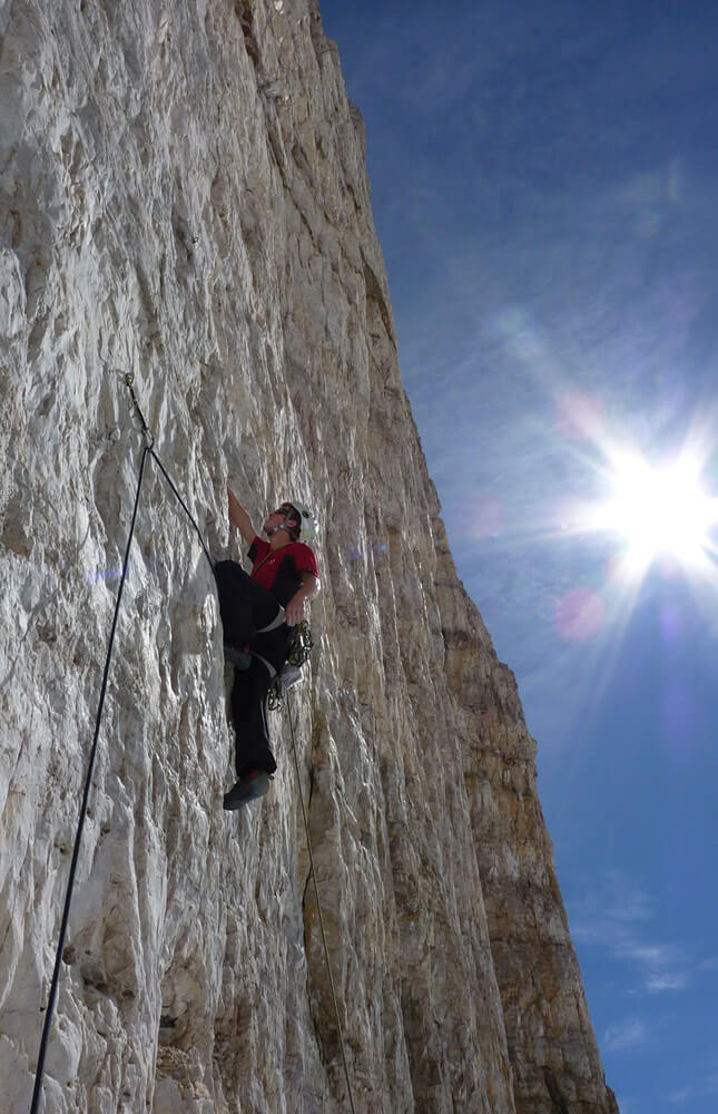 Lukas und ich steigen nebenan in die „Gelbe Mauer“ ein. Die Sonne lacht und die Kletterei ist wirklich toll. Außerdem ist die Route mit vielen Bohrhaken sehr gut abgesichert. Ich denke, es hätten ein paar weniger auch getan.