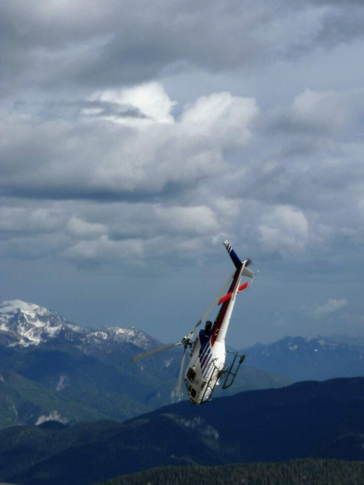 Auch wenn im Frühjahr nicht annähernd der Trubel des Sommers herrscht, ist an den Zinnen doch immer etwas los. Dieser Helikopterpilot, der gerade die (noch geschlossene) Lavaredo-Hütte südlich der Kleinen Zinne versorgt, hat sichtlich Spaß bei der Arbeit (davon konnten wir uns schon öfters überzeugen).