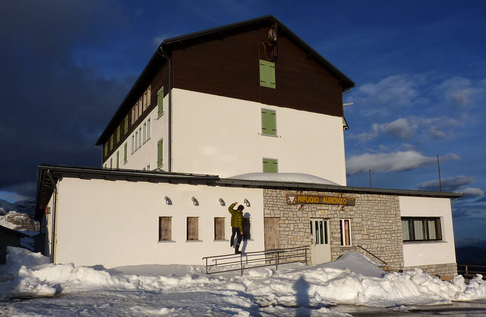 Die Auronzo-Hütte hat ebenfalls noch nicht geöffnet. Im Sommer kann man über eine Mautstraße mit dem Auto bis zur Hütte fahren. Ein Umstand, der von vielen geschätzt wird, das Gebiet aber erheblich abwertet.