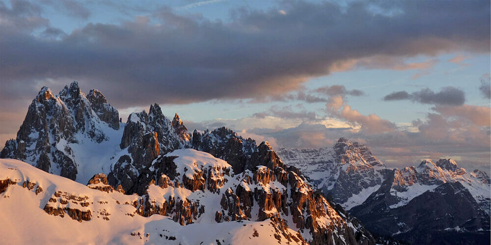 Dennoch, die Anziehungskraft der Drei Zinnen bleibt ungebrochen – obwohl man sie von der Auronzo-Hütte gar nicht erkennt. Viele Touristen halten deshalb die Cadinspitzen für das berühmte Dreigestirn. Sie sind ja auch nicht zu verachten.