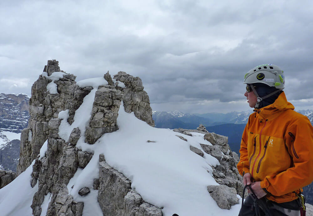 So ist die Tour auch wieder (fast) ohne Schneekontakt zu klettern. Der Vorgipfel präsentiert sich allerdings winterlich. Wir wechseln auf Bergstiefel und steigen weiter.