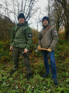 Zwei Männer beim Bushcraften