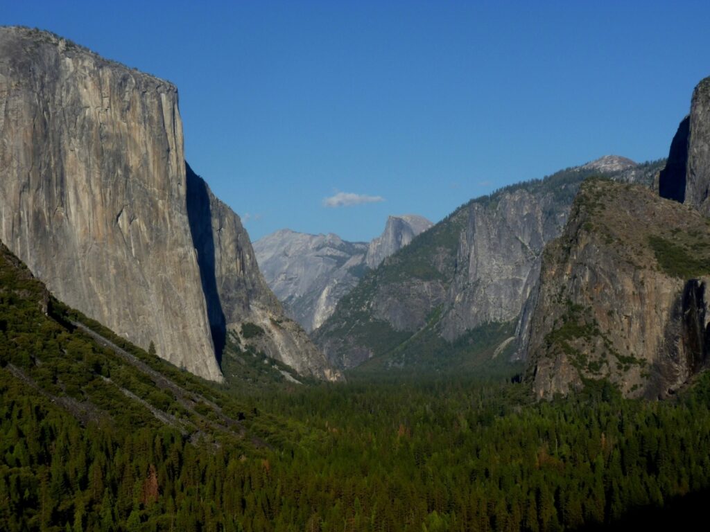 Yosemite Valley mit El Capitan links und Half Dome hinten