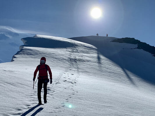 Bergsteiger im Abstieg über eine Schneefläche