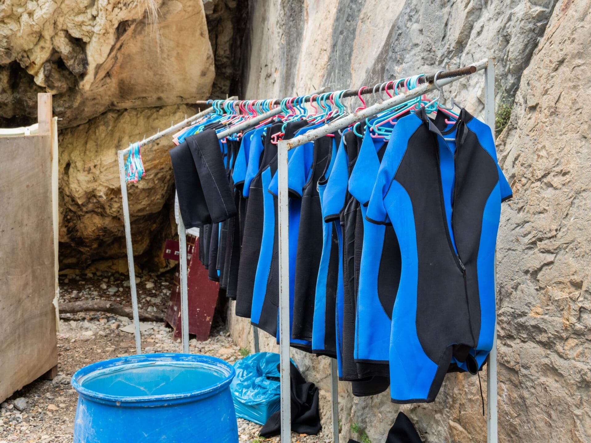 Neoprenanzüge trocknen an einem Kleiderbügel