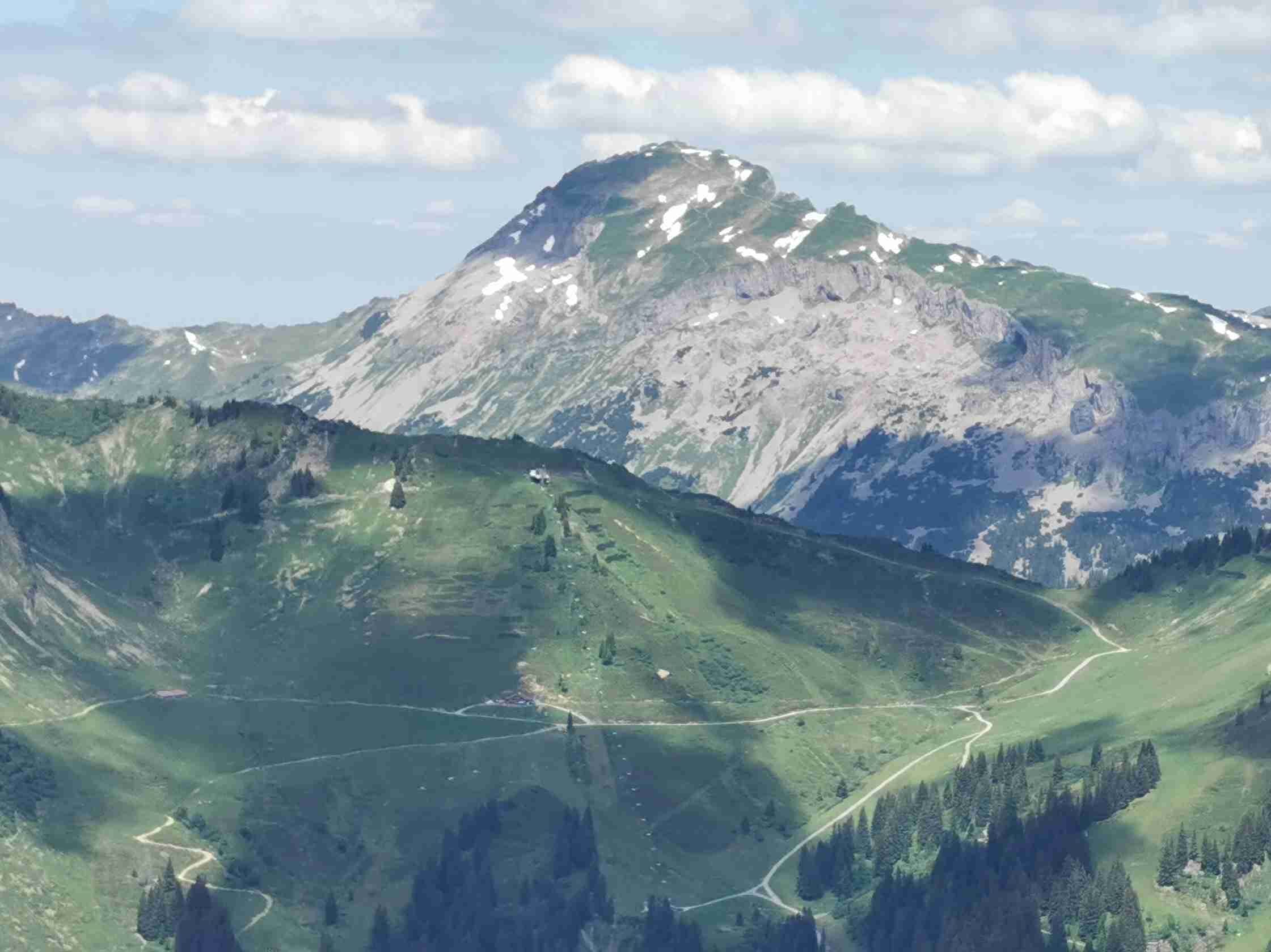 Hoher Ifen mit flachem Gipfel links, rechts der Gottesacker unter blauem Himmel