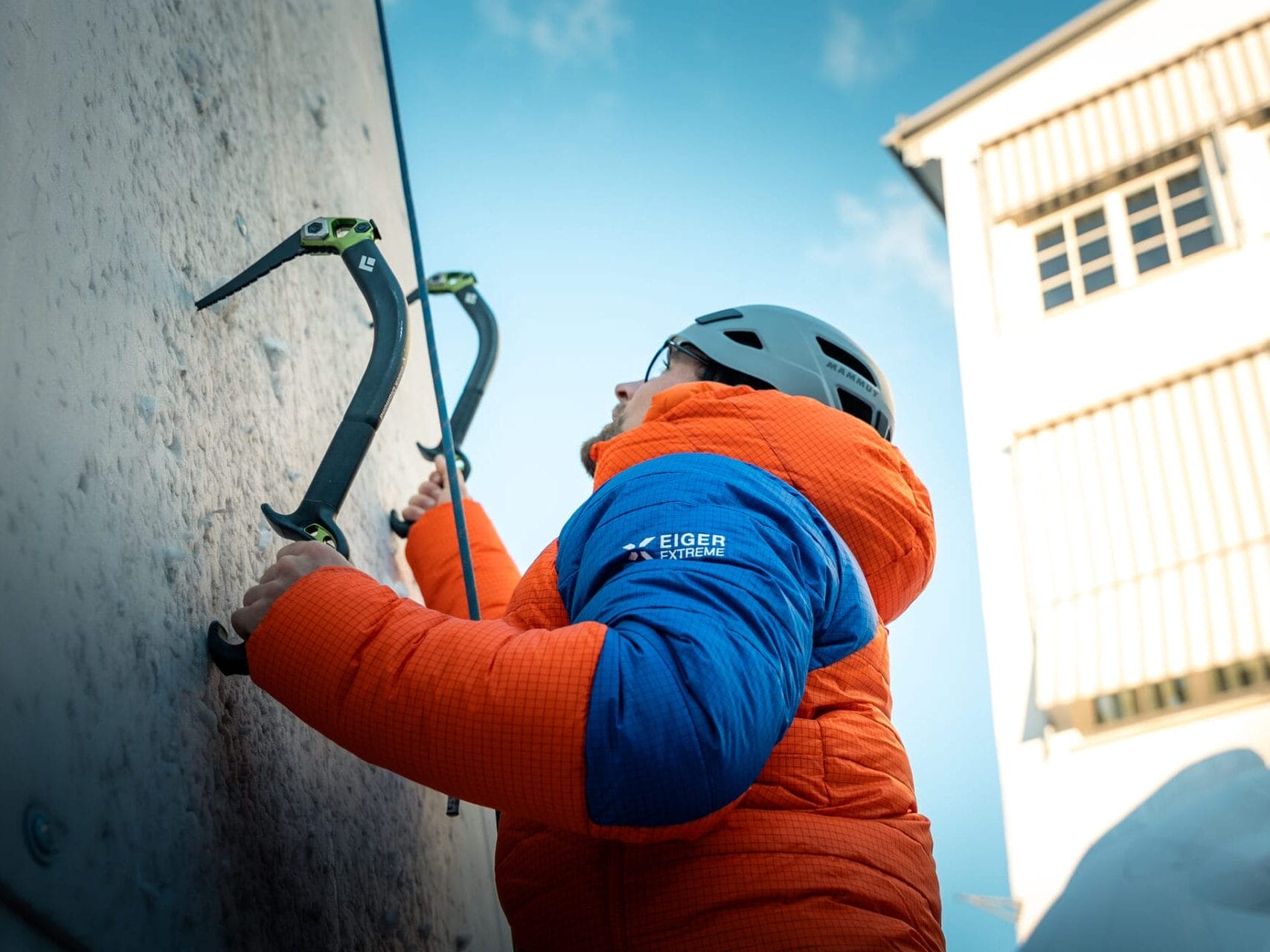 Mammut Eiger Extreme 6.0 Daunenjacke mit Eispickeln von der Seite fotografiert