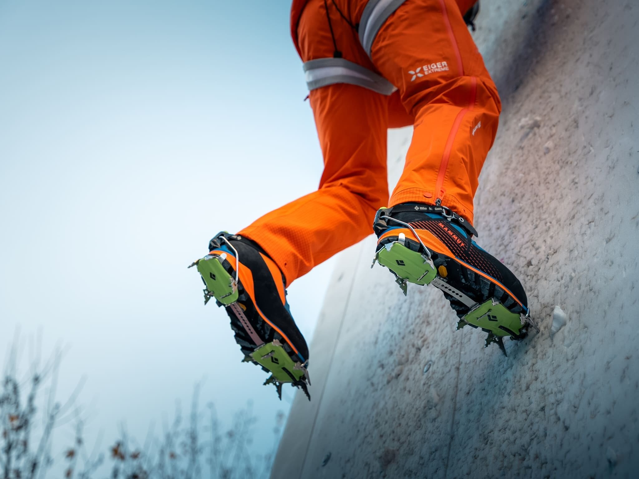 Orangene Softshellhose von Mammut