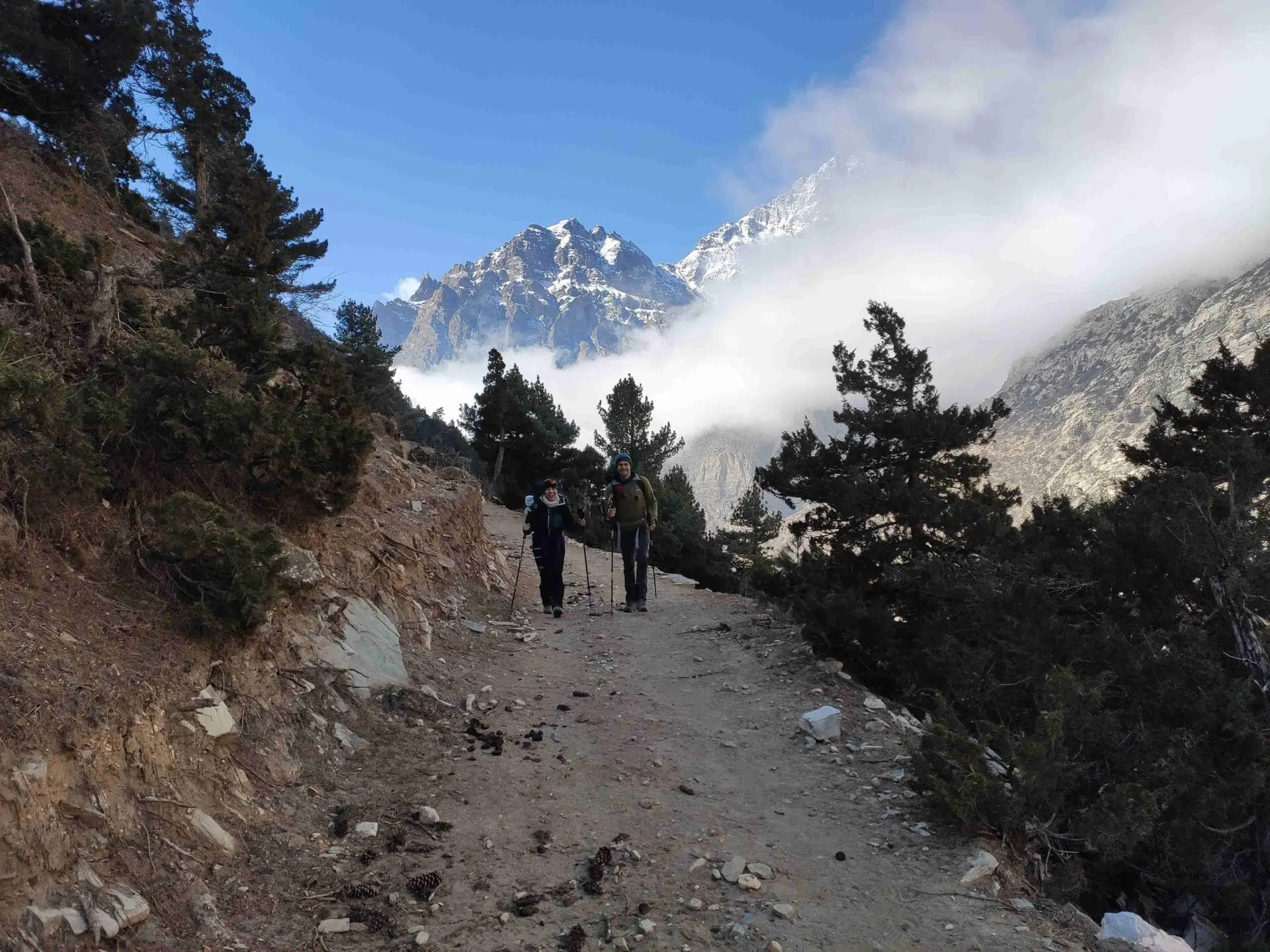 Zwei Wanderer auf einem Wanderweg mitten in den Bergen der Himlung-Region