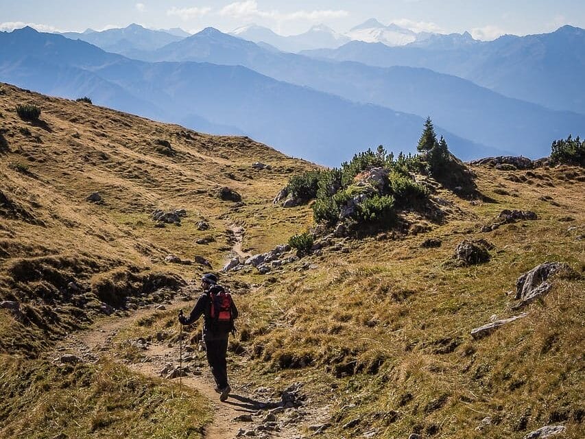 Mann wandert über die Alpen.