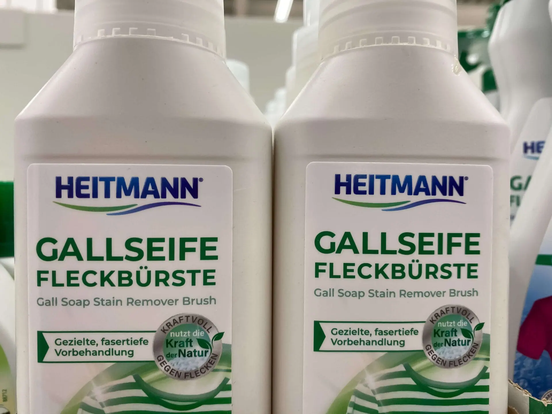 Flüssige Gallseife zur Vorbehandlung von Fett- und Ölflecken auf Skibekleidung vor dem Waschen.