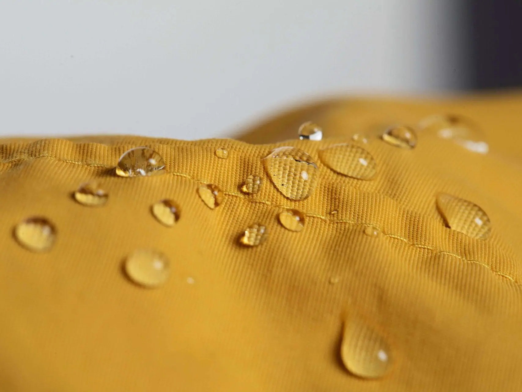 Wasserabweisende Skijacke mit abperlenden Regentropfen nach erfolgreicher Imprägnierung.