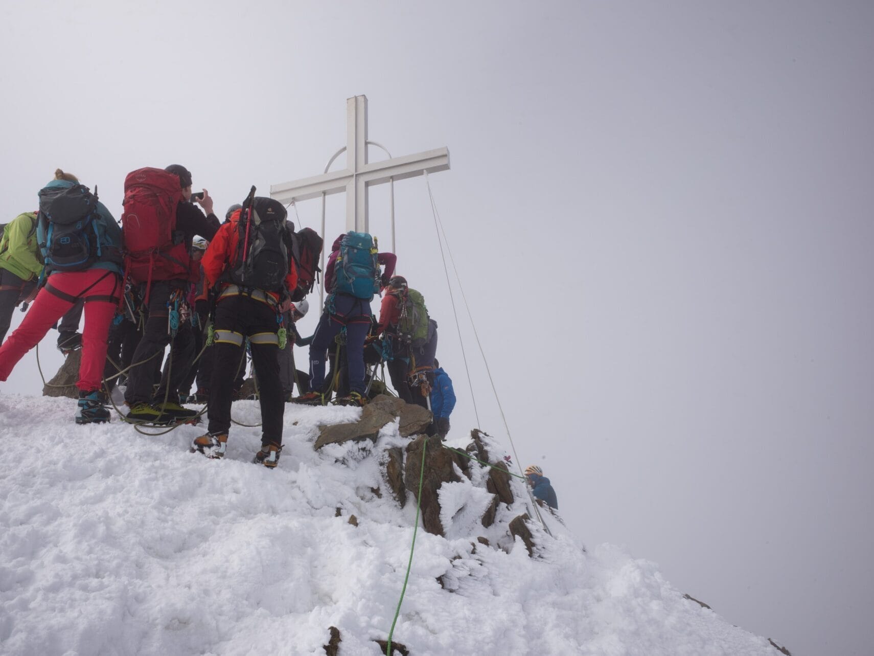 Viele Bergsteiger am Gipfel der Wildspitze