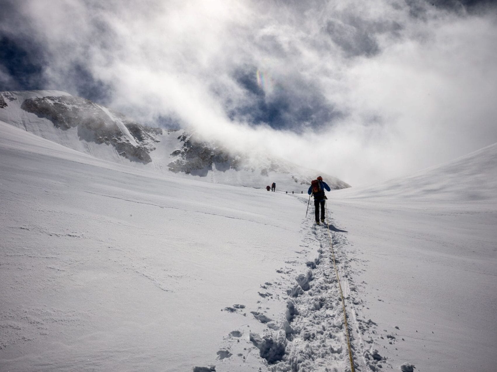 Schneelandschaft mit Bergen im Hintergrund