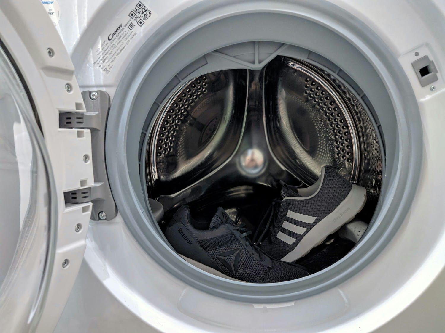 Waschmaschine mit Schuhen in der Trommel