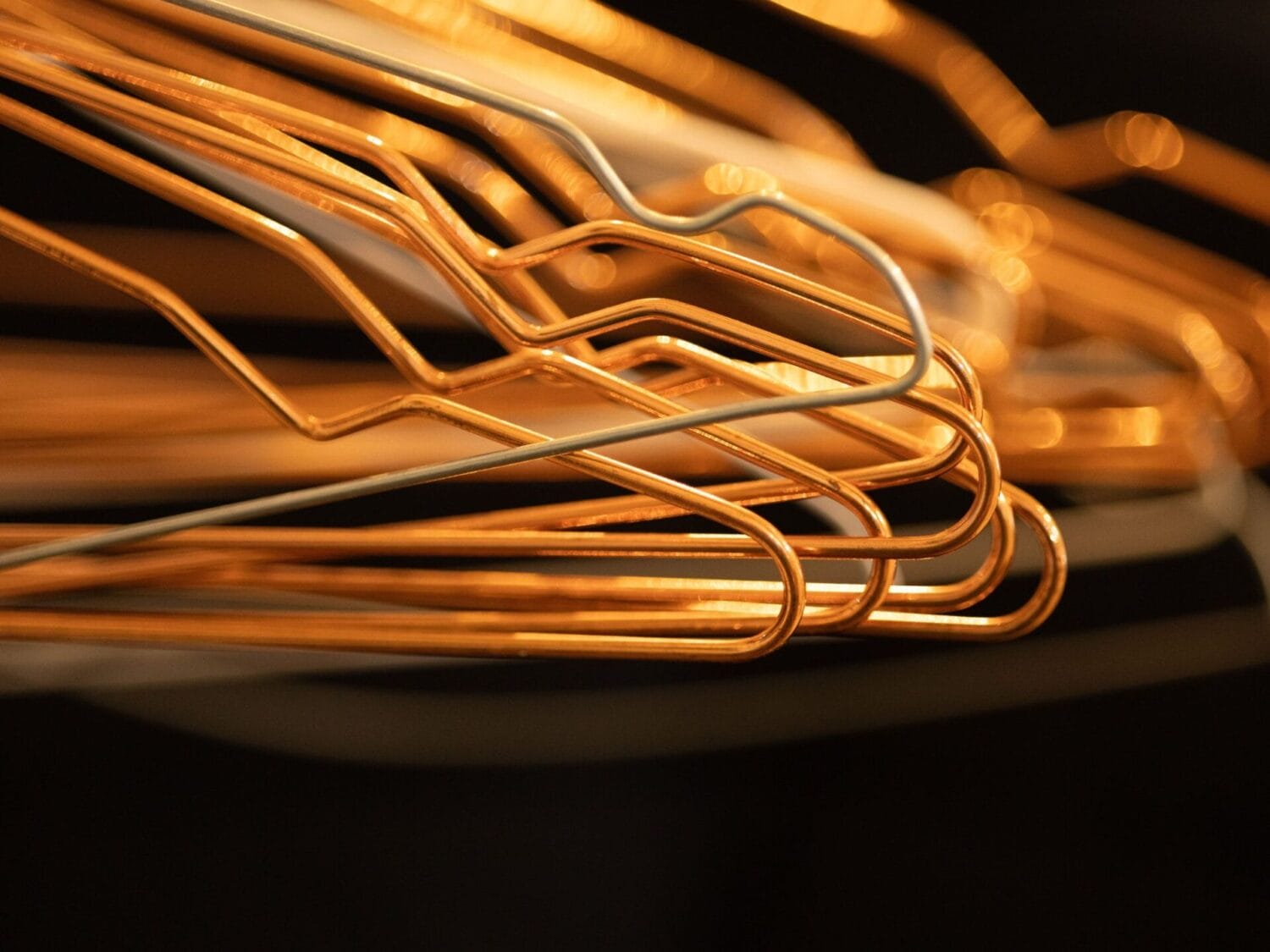 Metallene Kleiderbügel helfen bei statischer Aufladung von Kleidern