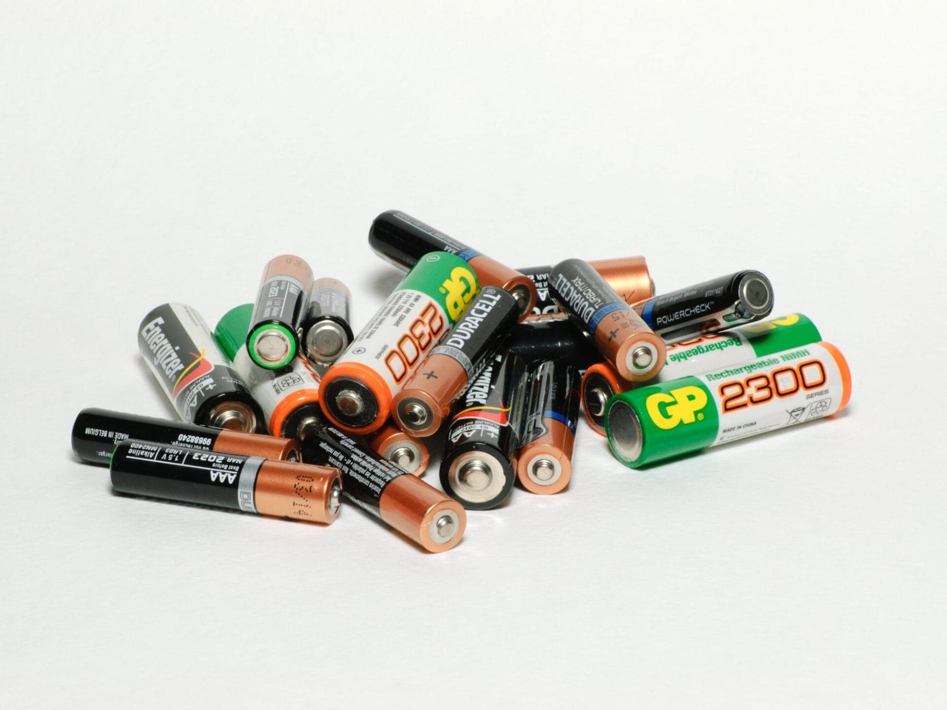 Ein Haufen Batterien aufeinander.