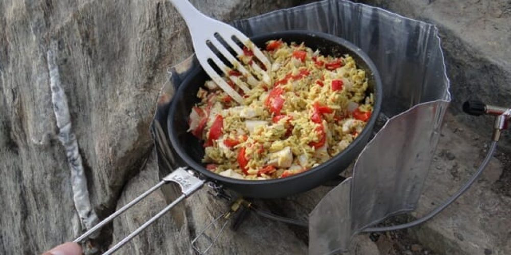 Bratpfanne mit Keramikbeschichtung und einer separaten Griffzange