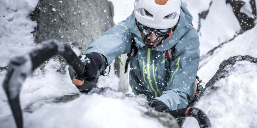 Alpiner Kletterer im Eis