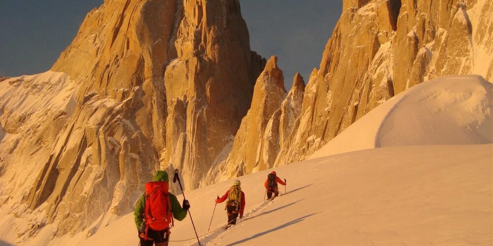 Zustieg zur Aguja Mermoz (rechts), Linnks der Fitz Roy. Foto F. Miller