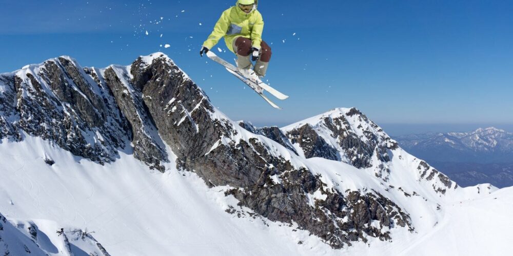 Sprung in der Luft mit Skiern