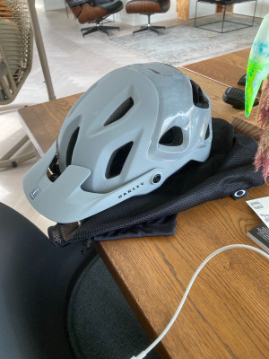 Bild 1 von Emiel zu Oakley - DRT5 - Europe - Velohelm